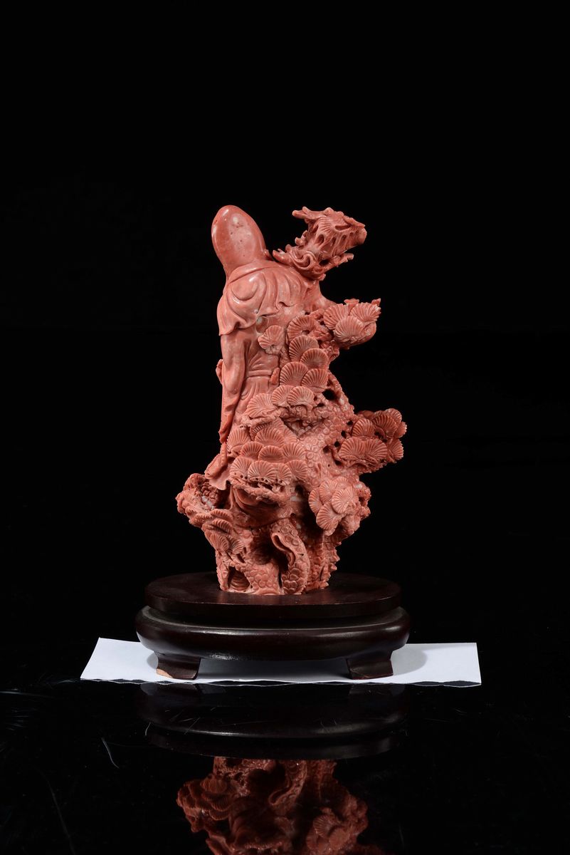 Figura di Saggio Scolpito in Corallo con Drago sulla Spalla e Fanciullo, Cina, Dinastia Qing, Fin...