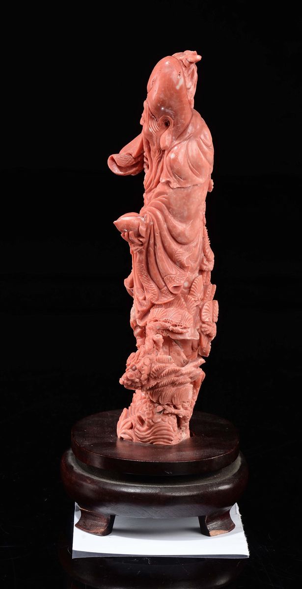 Figura di Saggio Scolpito in Corallo con Drago sulla Spalla e Fanciullo, Cina, Dinastia Qing, Fin...