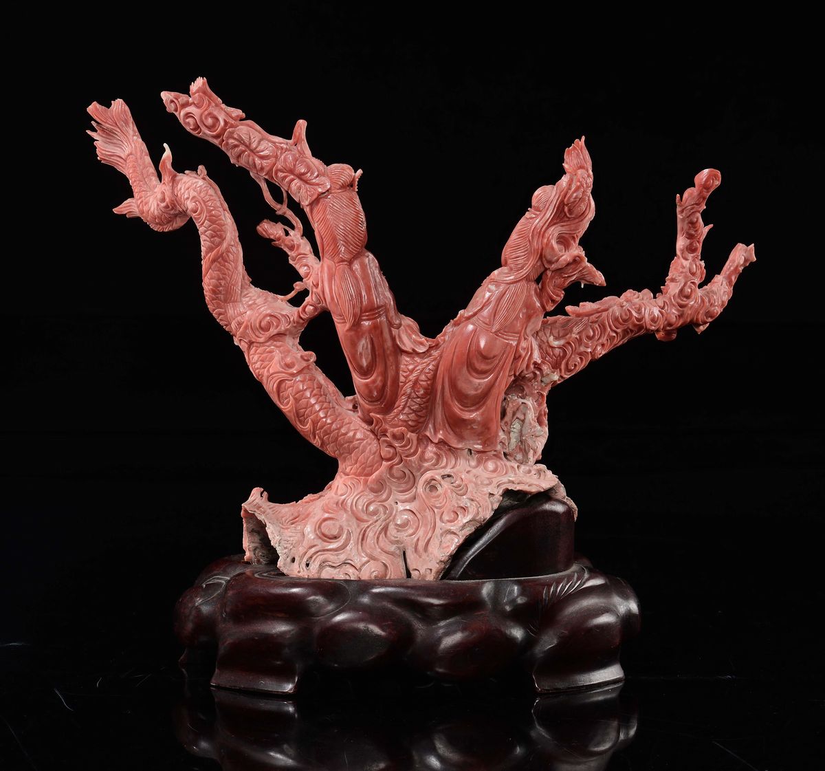 Gruppo Scolpito in Corallo con Due Guanyin Appoggiate su Dragone, Cina, Dinastia Qing, Fine XIX S...