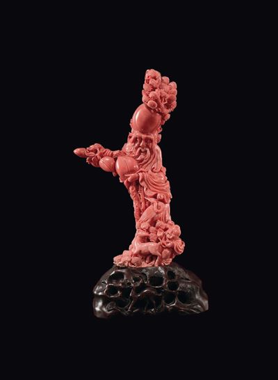 Figura di Saggio con Ramo di Frutti Scolpito in Corallo Adornato da Decoro di Conchiglie, Cina, D...
