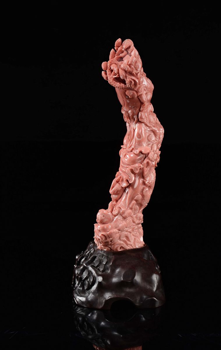 Figura di Saggio con Ramo di Frutti Scolpito in Corallo Adornato da Decoro di Conchiglie, Cina, D...