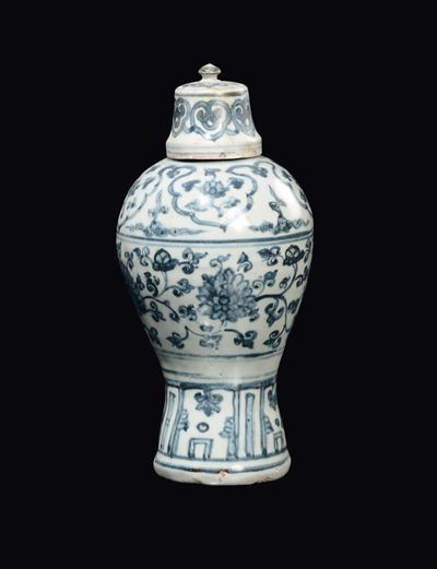 Vaso con Coperchio in Porcellana Bianca e Blu a Decoro Floreale, Cina, XX Secolo