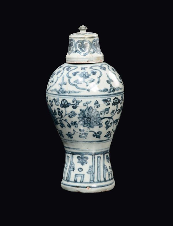 Vaso con coperchio in porcellana bianca e blu a decoro floreale, Cina, XX secolo