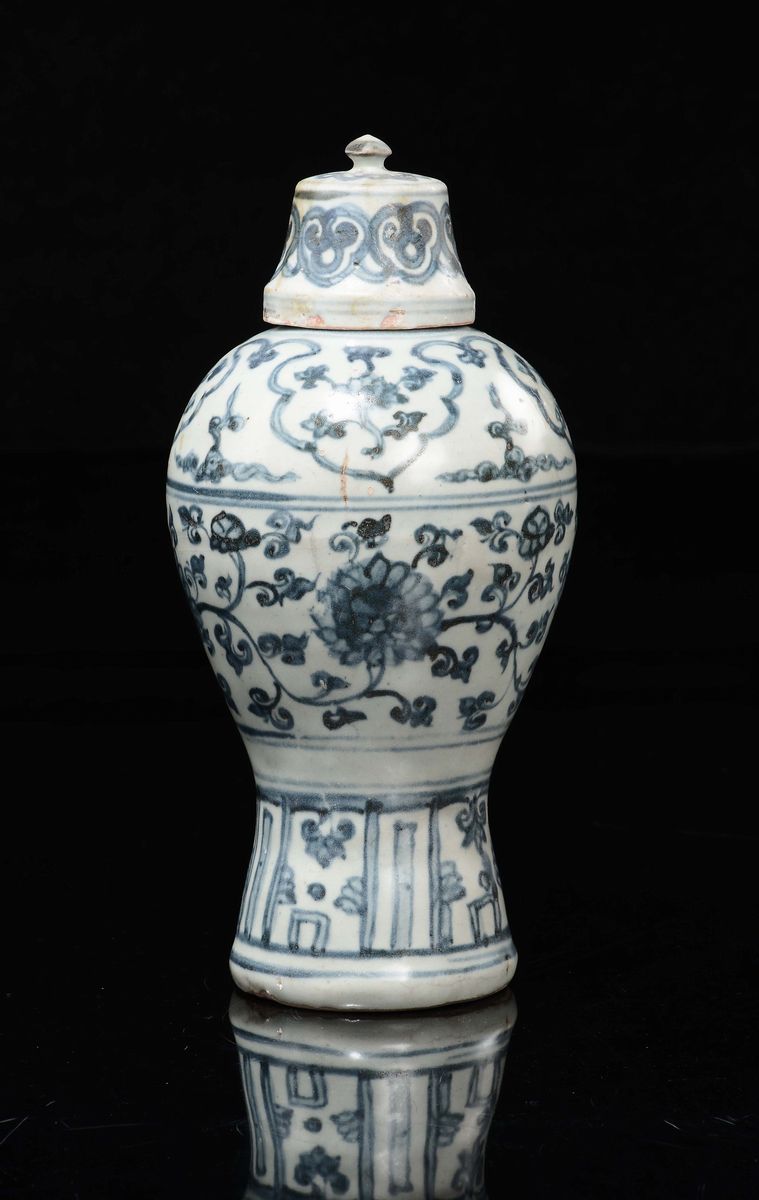 Vaso con Coperchio in Porcellana Bianca e Blu a Decoro Floreale, Cina, XX Secolo