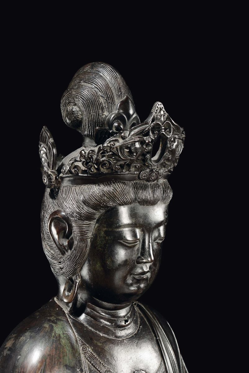 Grande Scultura in Bronzo Raffigurante Dea Dell'abbondanza con Tiara e Vaso in Mano, Cina, Dinast...