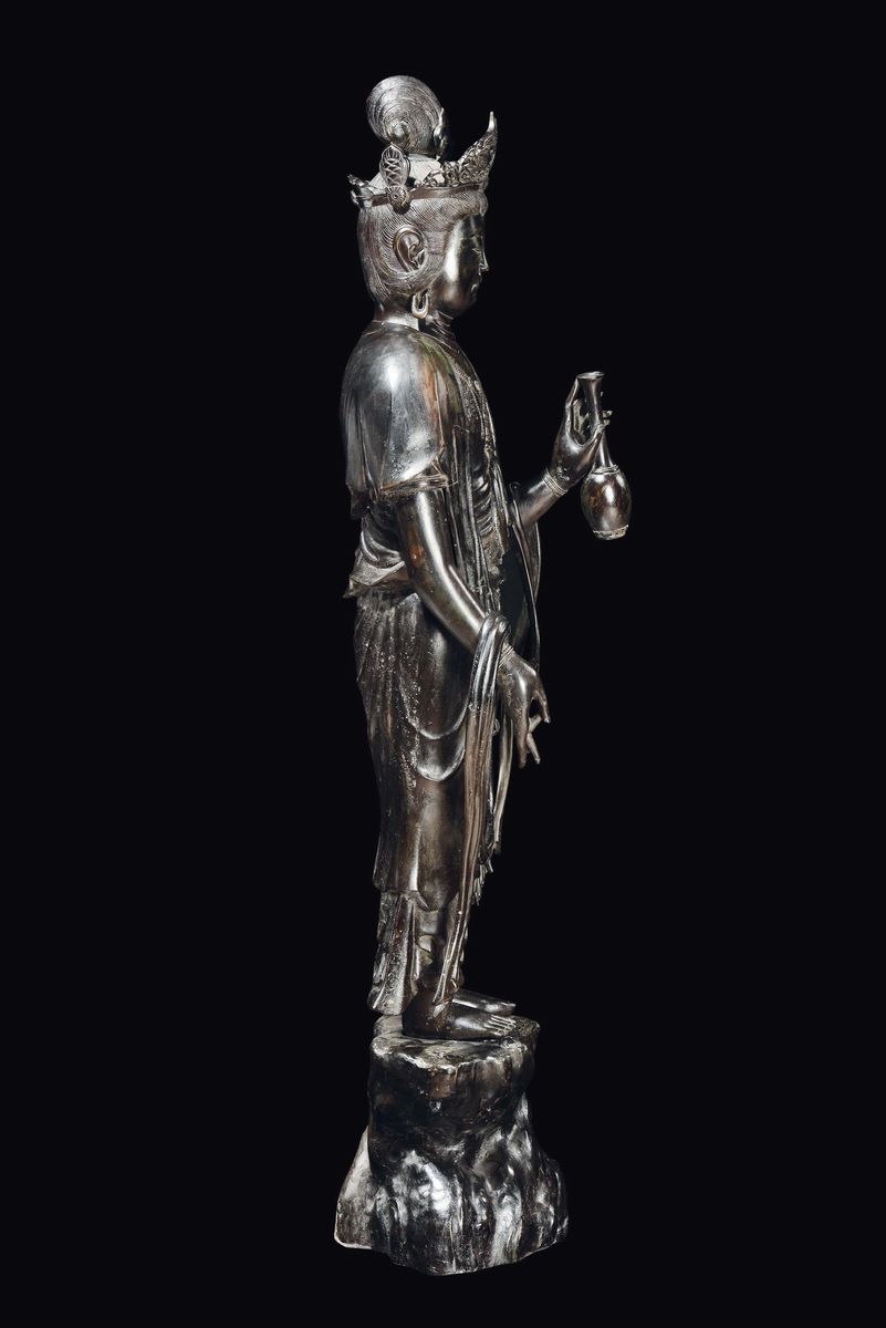 Grande Scultura in Bronzo Raffigurante Dea Dell'abbondanza con Tiara e Vaso in Mano, Cina, Dinast...