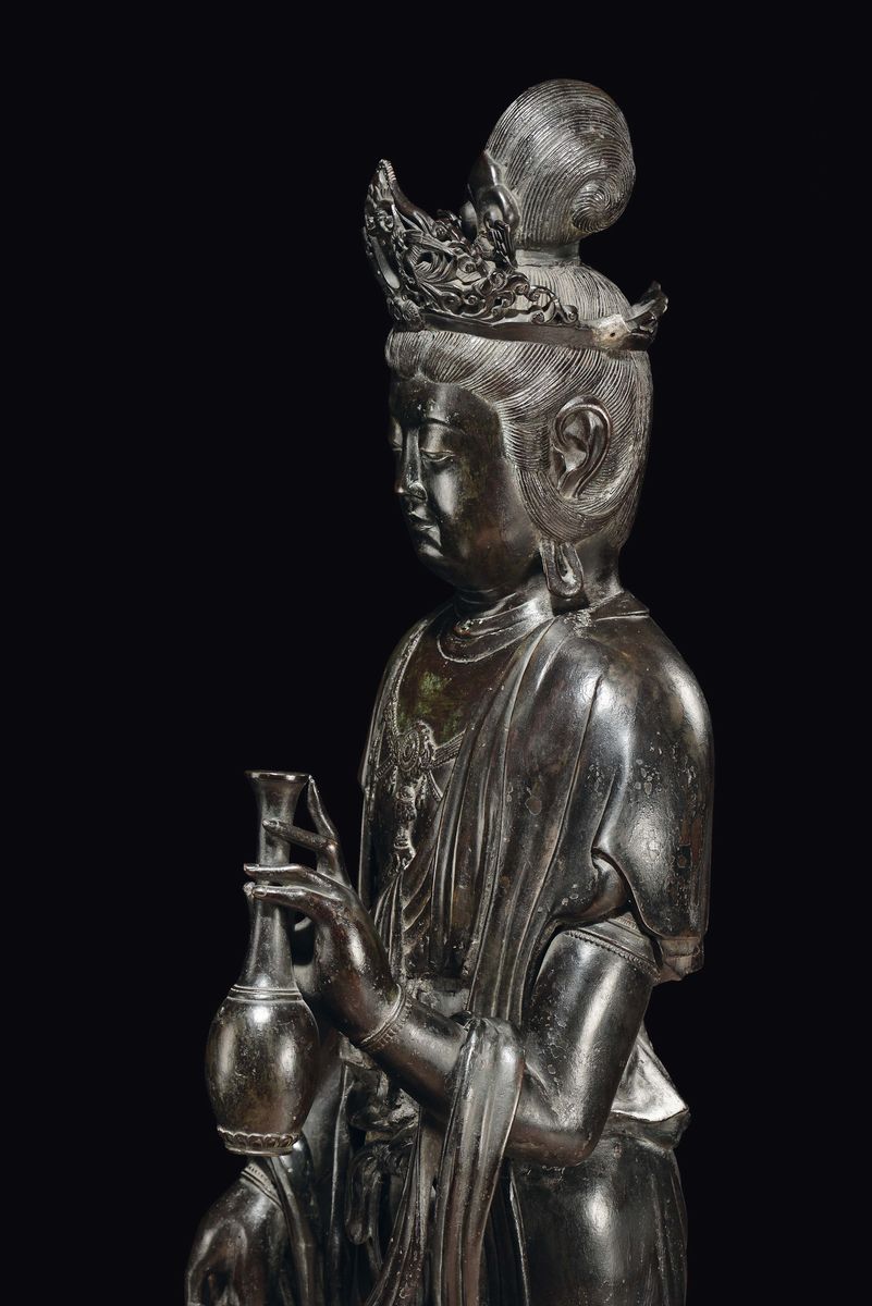 Grande Scultura in Bronzo Raffigurante Dea Dell'abbondanza con Tiara e Vaso in Mano, Cina, Dinast...