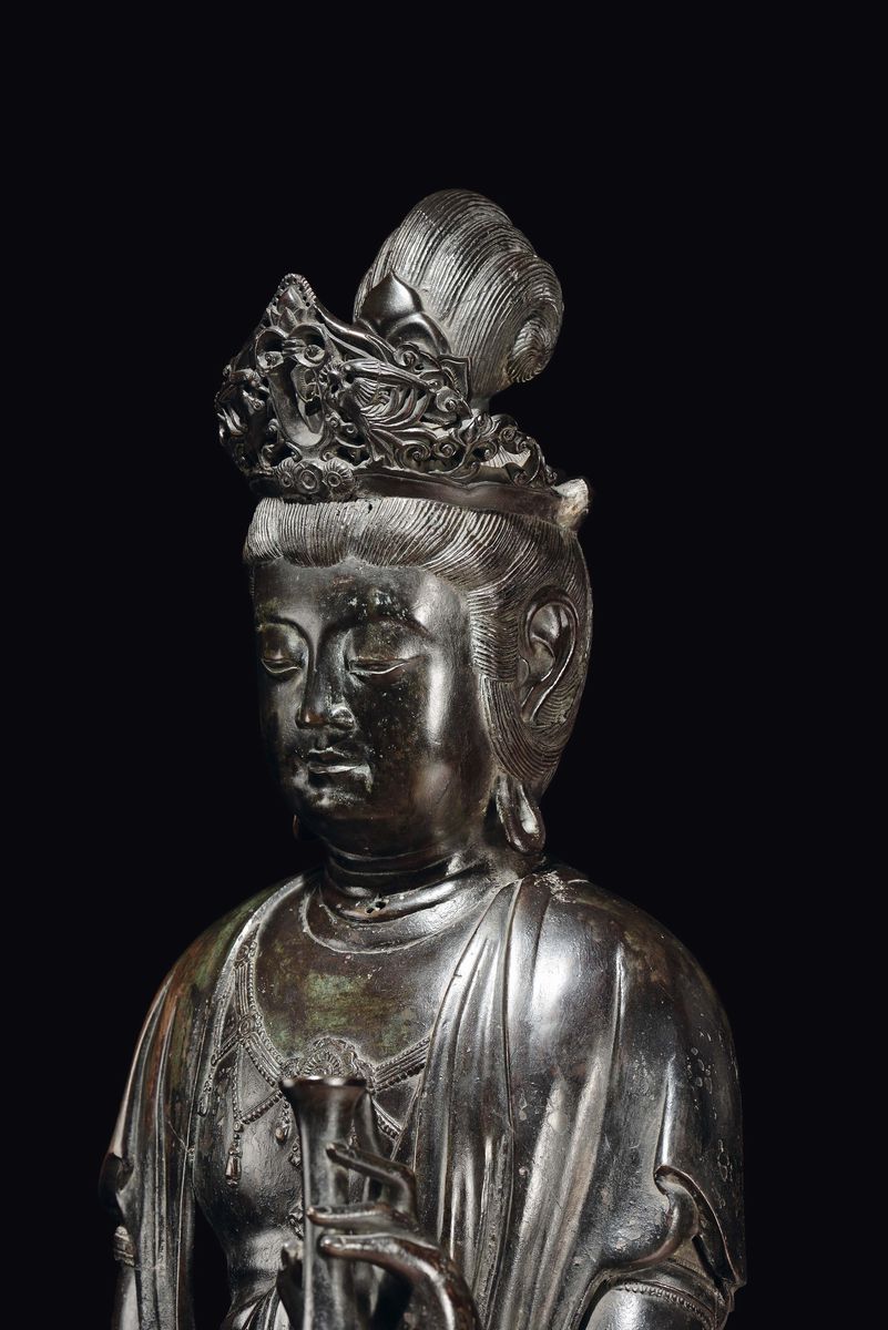 Grande Scultura in Bronzo Raffigurante Dea Dell'abbondanza con Tiara e Vaso in Mano, Cina, Dinast...