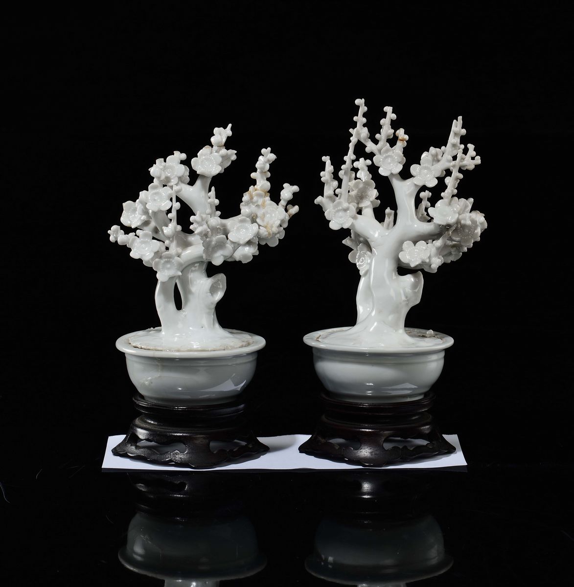 Coppia di Alberelli in Porcellana Blanc De Chine, Cina, Dinastia Qing, Fine XVIII Secolo