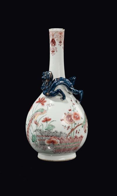 Cina, Dinastia Ming, Vaso ad ampolla in porcellana policroma con decoro di fenici, fiori e animal...