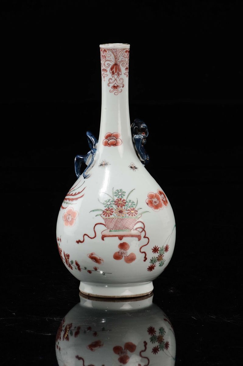 Cina, Dinastia Ming, Vaso ad ampolla in porcellana policroma con decoro di fenici, fiori e animal...