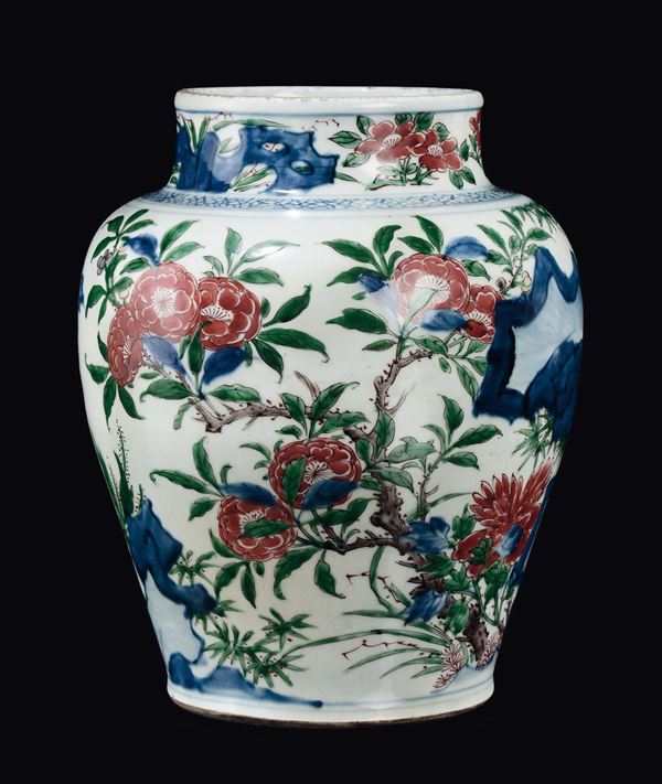 Vaso in porcellana policroma a decoro floreale, Cina, Dinastia Qing, epoca Shunzhi (1644-1661)