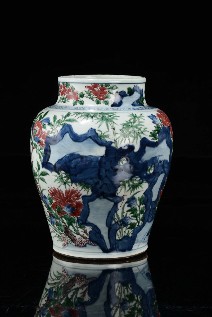 Vaso in porcellana policroma con decoro floreale, Cina, Dinastia Qing, epoca Shunzhi (1644-1661)