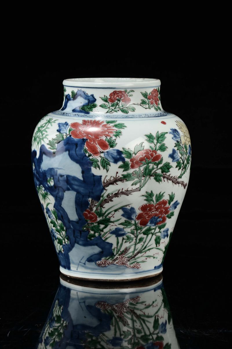 Vaso in porcellana policroma con decoro floreale, Cina, Dinastia Qing, epoca Shunzhi (1644-1661)