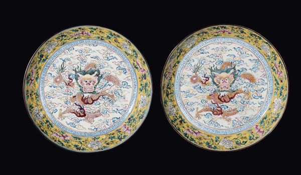 Coppia di piatti in smalto Famiglia Rosa con raffigurazione di grande drago centrale e decoro di pipistrelli e fiori di loto, Cina, Dinastia Qing, epoca Qianlong (1736-1795)