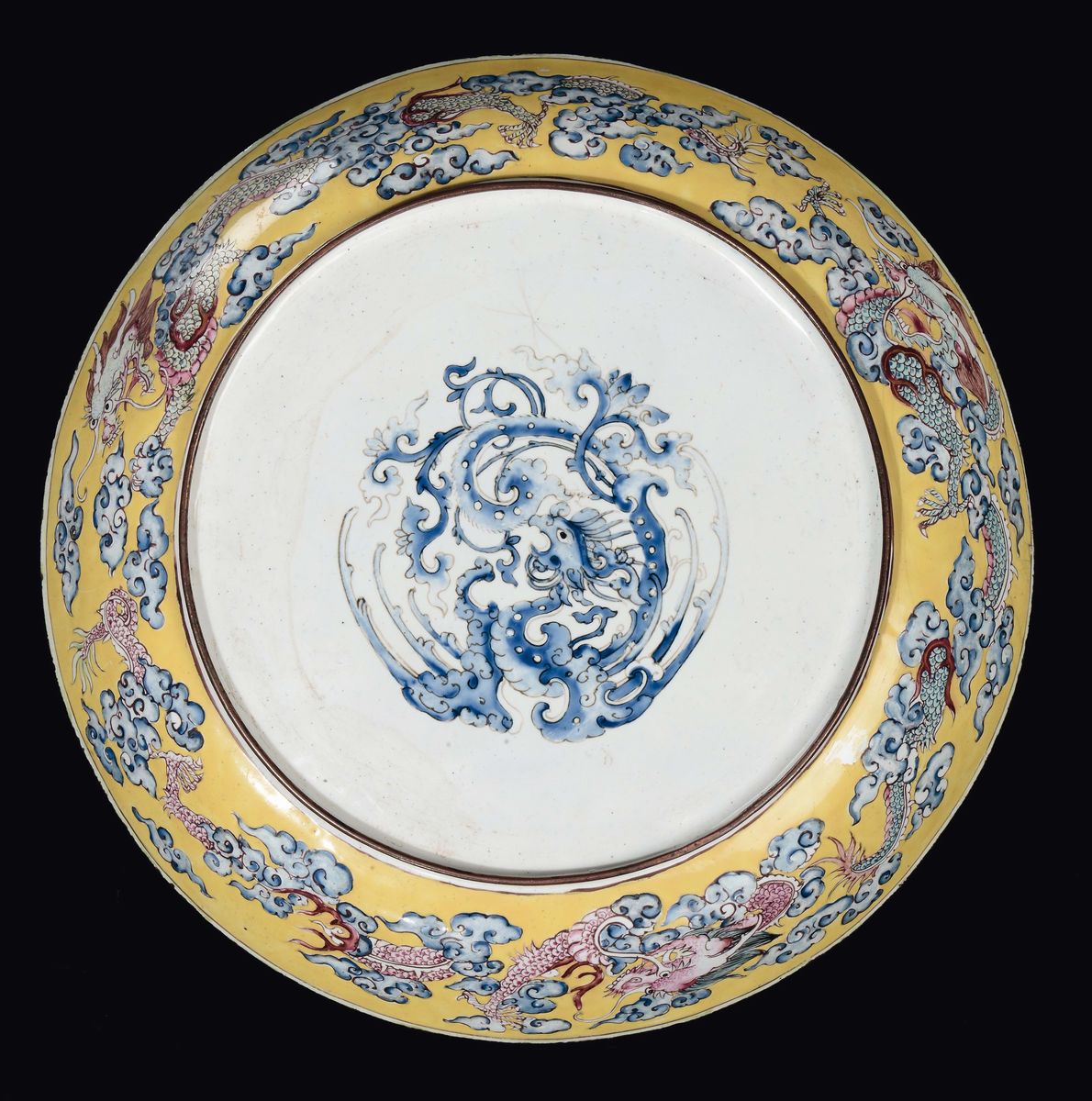Cina, Dinastia Qing, Coppia di piatti in smalto Famiglia Rosa con drago centrale, epoca Qianlong ...