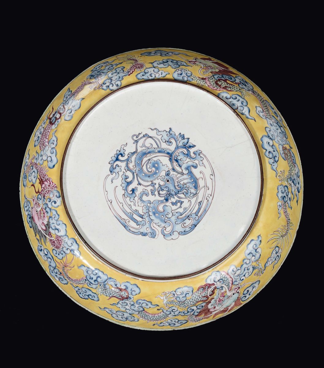 Cina, Dinastia Qing, Coppia di piatti in smalto Famiglia Rosa con drago centrale, epoca Qianlong ...