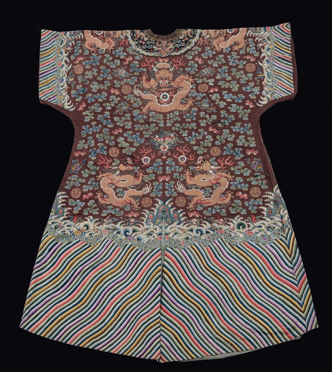 Veste in seta ricamata con decorazioni di dragoni, Cina, Dinastia Qing, fine XIX secolo