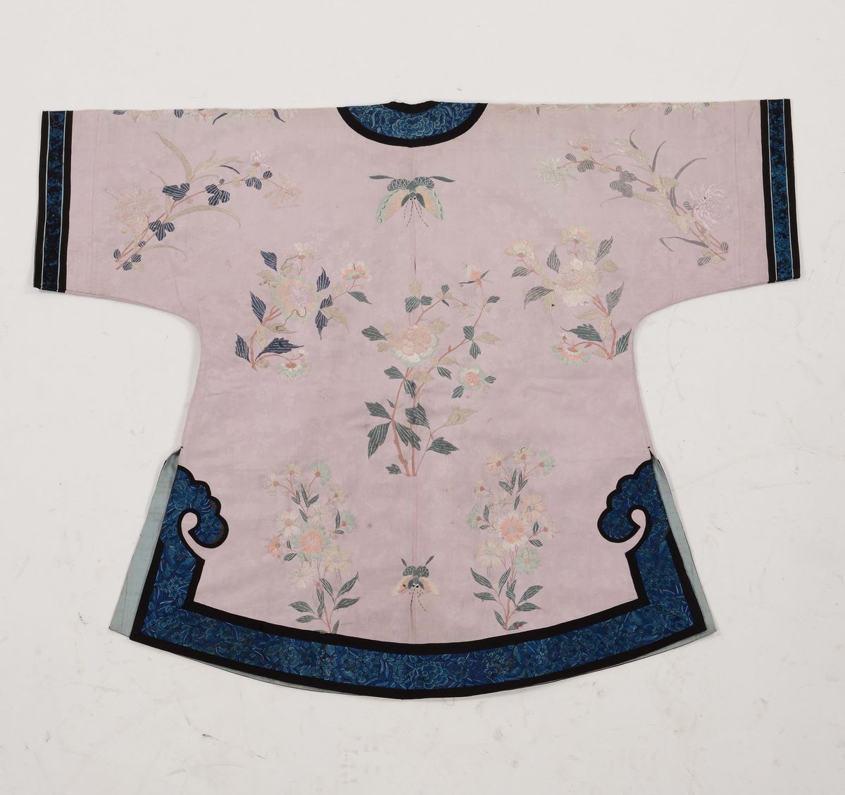 Veste in Seta a Fondo Rosa Ricamata con Fiori e Farfalle, Cina, Dinastia Qing, XIX Secolo