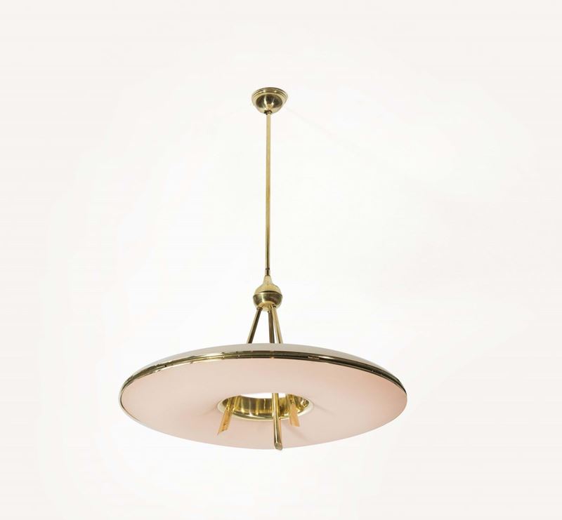 Lampada a sospensione in ottone lucido con diffusore in vetro opalino  - Auction Design - II - Cambi Casa d'Aste