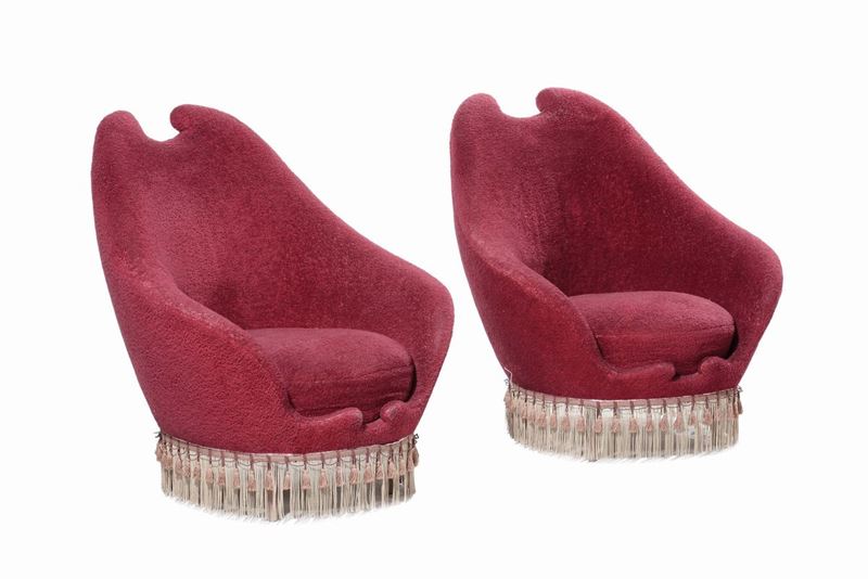 Coppia di  poltrone neobarocche con gambe coniche in noce celate da una frangia in passamaneria  - Asta Design - II - Cambi Casa d'Aste