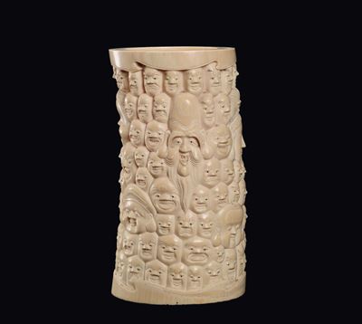 Portapennelli in avorio scolpito con mille volti di saggi e Guanyin, Giappone, epoca Meiji, fine ...