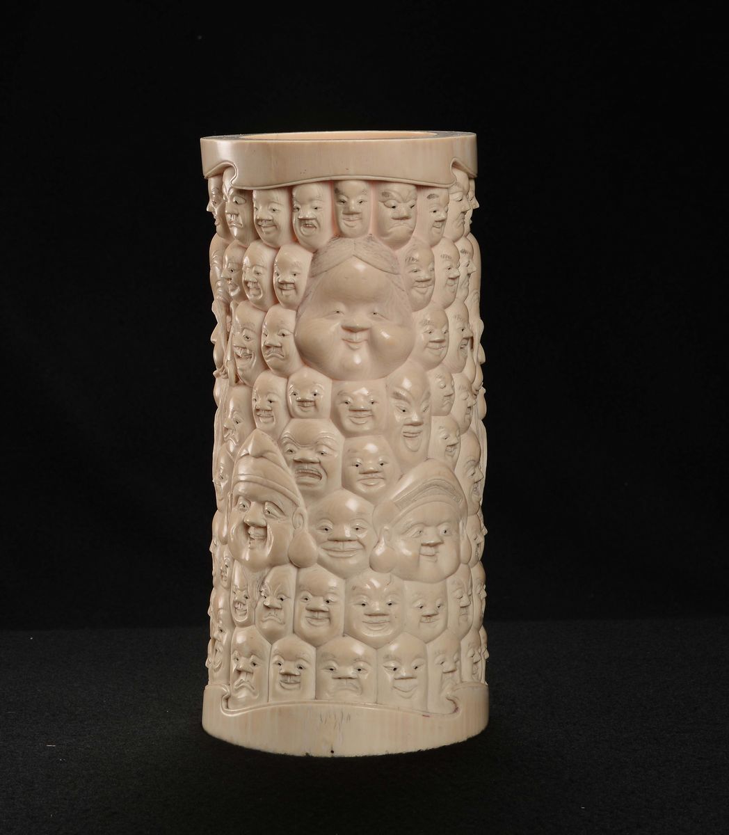 Portapennelli in avorio scolpito con mille volti di saggi e Guanyin, Giappone, epoca Meiji, fine ...