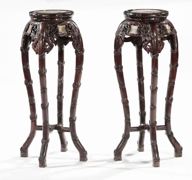 Coppia di trespoli in legno intagliato, Cina XX secolo  - Asta Antiquariato e Dipinti Antichi - I - Cambi Casa d'Aste