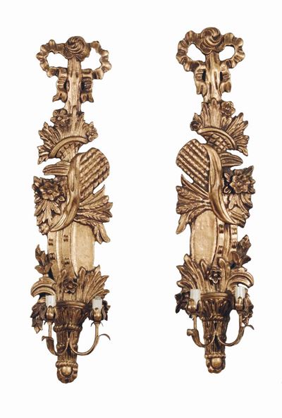 Coppia di Applique in Legno Intagliato e Dorato