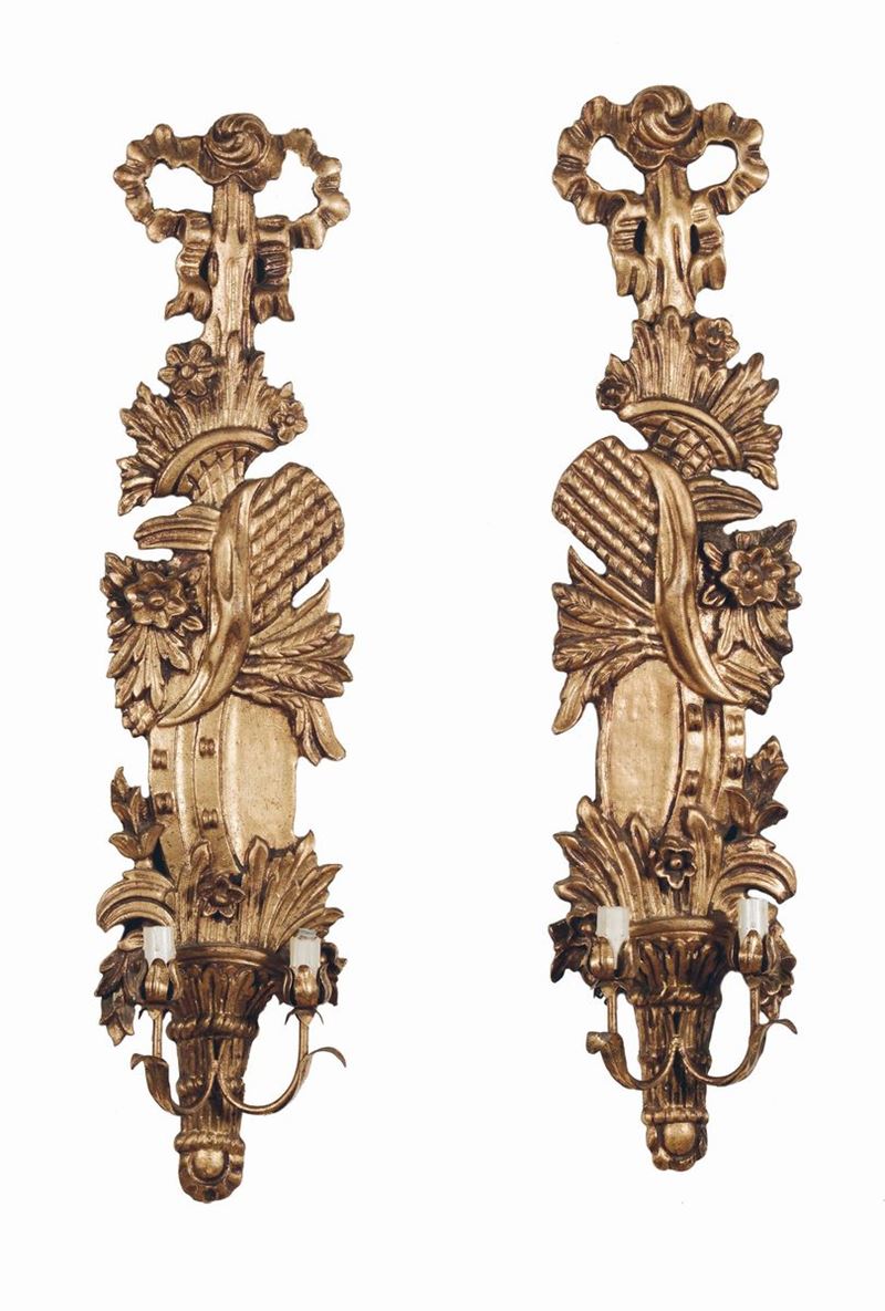 Coppia di applique in legno intagliato e dorato  - Asta Arredi dalle dimore degli eredi Ercole Marelli e altre provenienze - Cambi Casa d'Aste