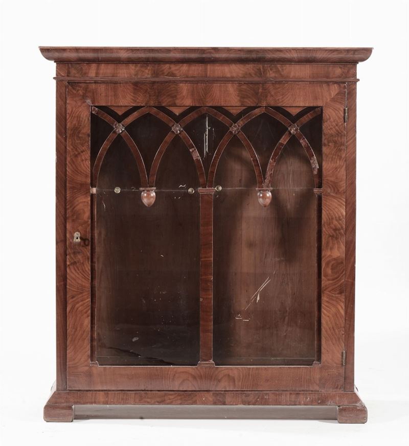 Vetrinetta impiallacciata in mogano, Inghilterra, periodo neogotico  - Auction Furnishings from the mansions of the Ercole Marelli heirs and other property - Cambi Casa d'Aste