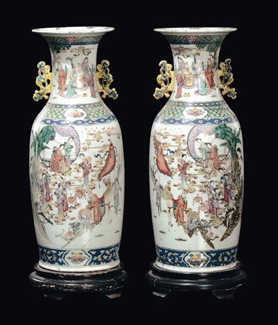 Cina, Dinastia Qing, Coppia di vasi in porcellana policroma con raffigurazioni di Guanyin e pavon...