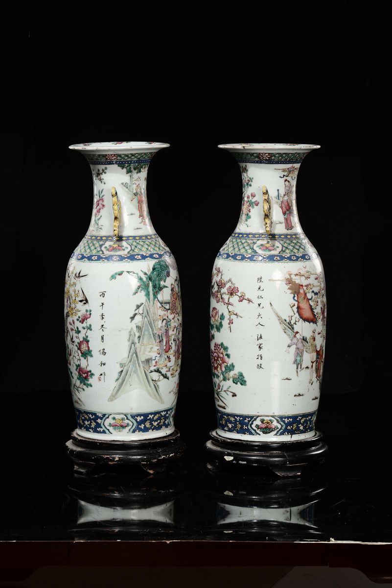 Cina, Dinastia Qing, Coppia di vasi in porcellana policroma con raffigurazioni di Guanyin e pavon...