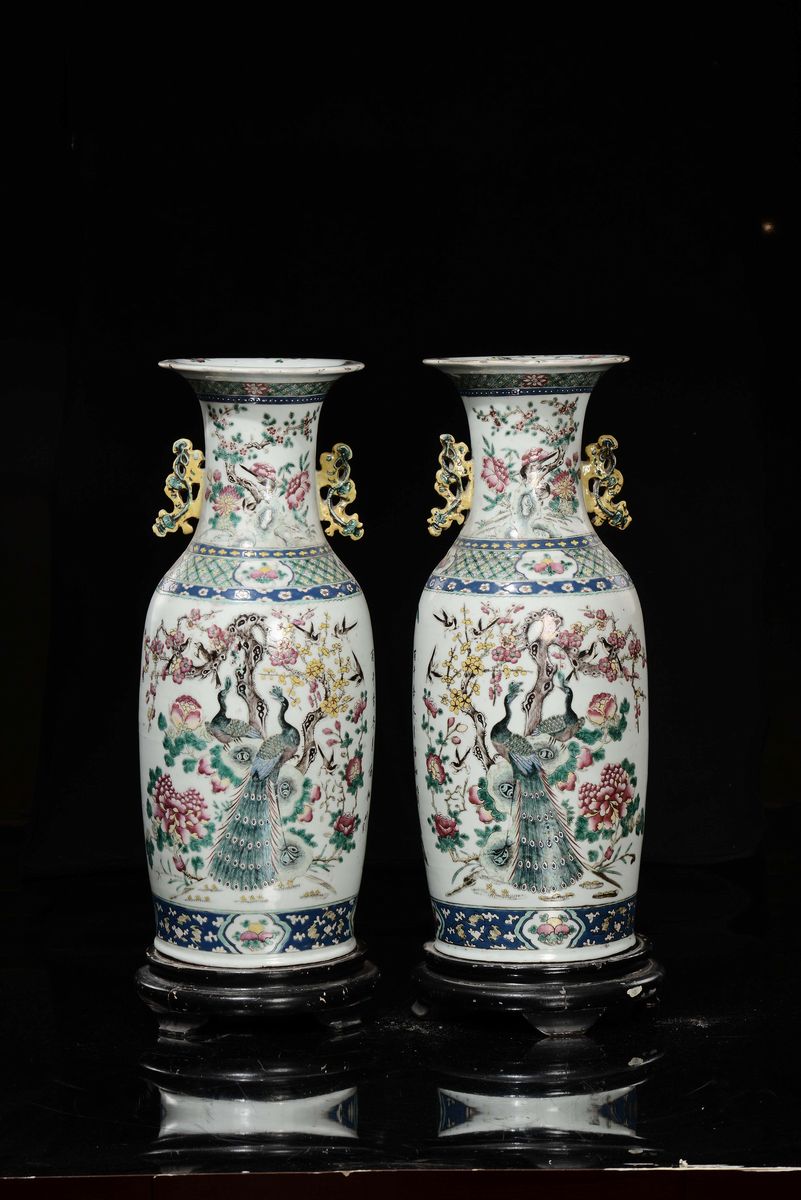 Cina, Dinastia Qing, Coppia di vasi in porcellana policroma con raffigurazioni di Guanyin e pavon...