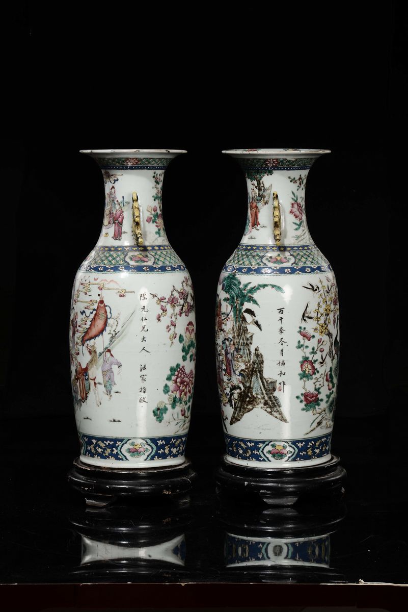 Cina, Dinastia Qing, Coppia di vasi in porcellana policroma con raffigurazioni di Guanyin e pavon...