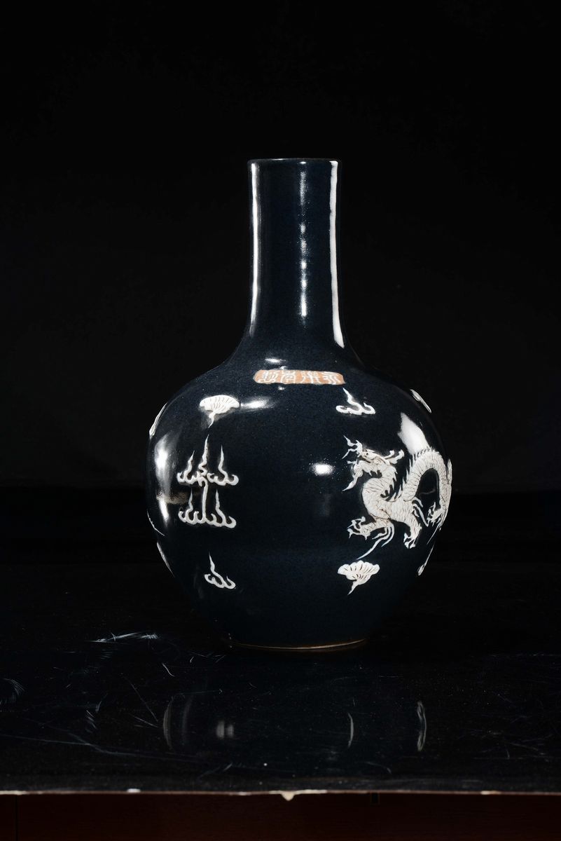 Vaso in Porcellana a Fondo Blu Notte con Fenice e Drago tra le Nuvole, Cina, Dinastia Qing, Fine ...