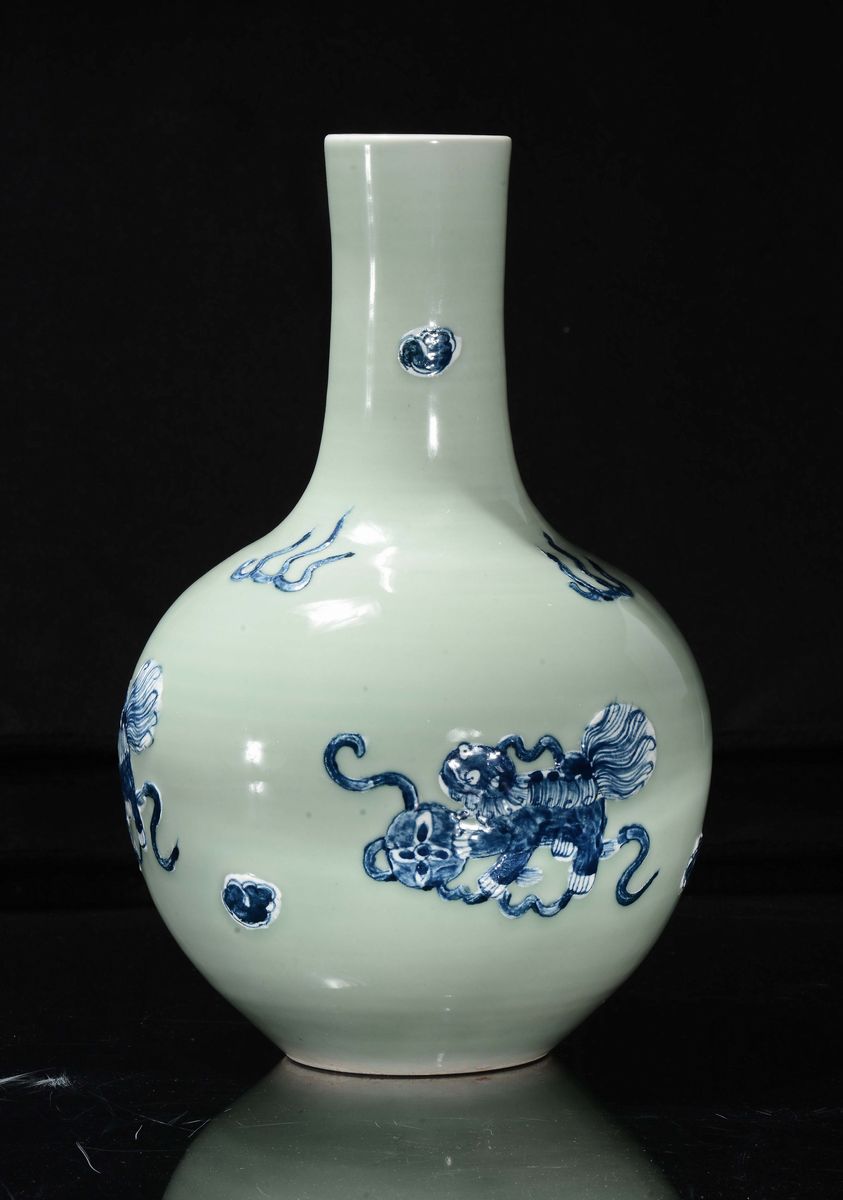 Vaso in porcellana Celadon con raffigurazione di animali fantastici a rilievo, Cina, Dinastia Qin...