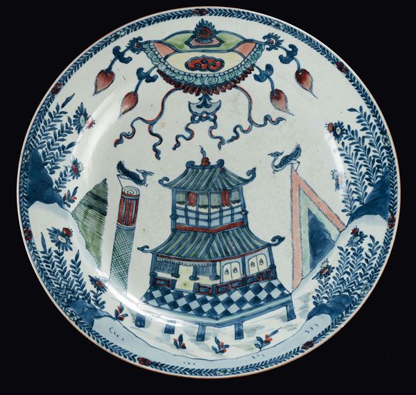 Raro piatto in porcellana Ducai con pagoda e maschera tibetana, realizzato per l'esportazione, Cina, Dinastia Qing, epoca Kangxi (1662-1722)