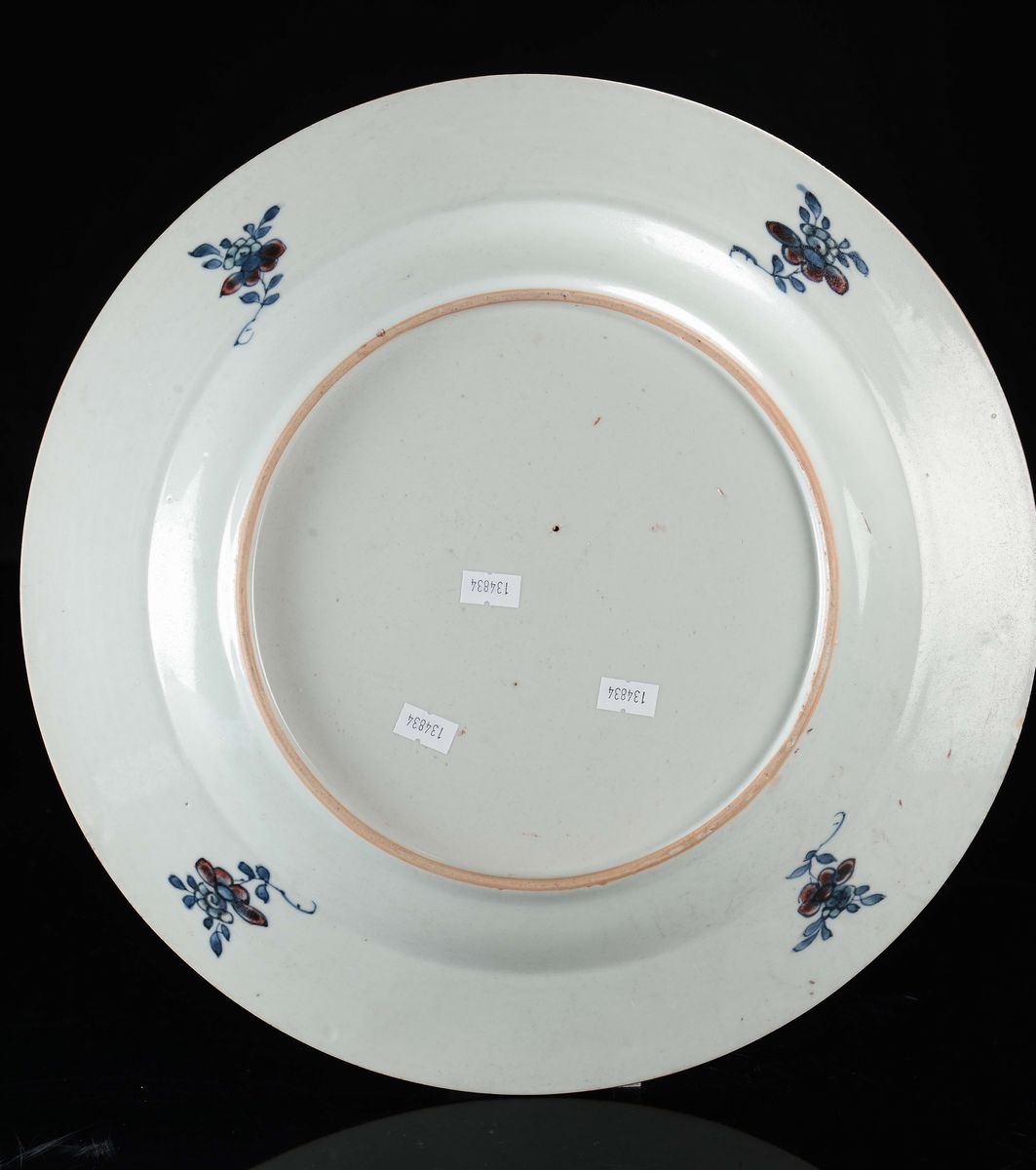 Piatto in porcellana Ducai con pagoda e maschera tibetana, Cina, Dinastia Qing, epoca Kangxi (166...