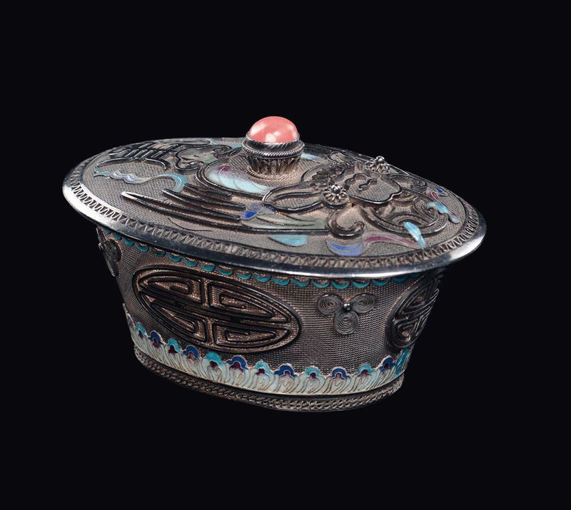 Scatolina in silver con smalti cloisonné, Cina, Dinastia Qing, XIX secolo  - Asta Fine Chinese Works of Art - II - Cambi Casa d'Aste
