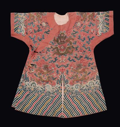 Veste in seta a fondo rosa con ricamo dorato di draghi, Cina, Dinastia Qing, epoca Qianlong (1736...
