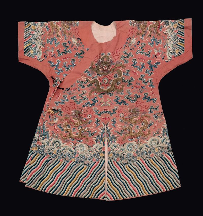 Veste in seta a fondo rosa con ricamo di draghi dorati, Cina, Dinastia Qing, epoca Qianlong (1736-1795)  - Asta Fine Chinese Works of Art - II - Cambi Casa d'Aste