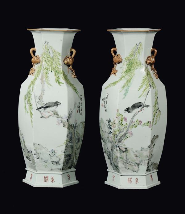Coppia di vasi in porcellana policroma con raffigurazioni di uccelli e iscrizioni, Cina, Repubblica, XX secolo