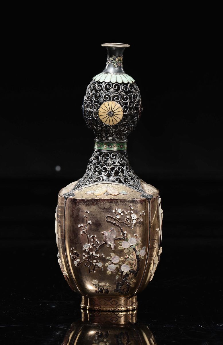 Vasetto in filigrana Shibaiama con innesti in madreperla, Giappone, epoca Meiji, fine XIX secolo