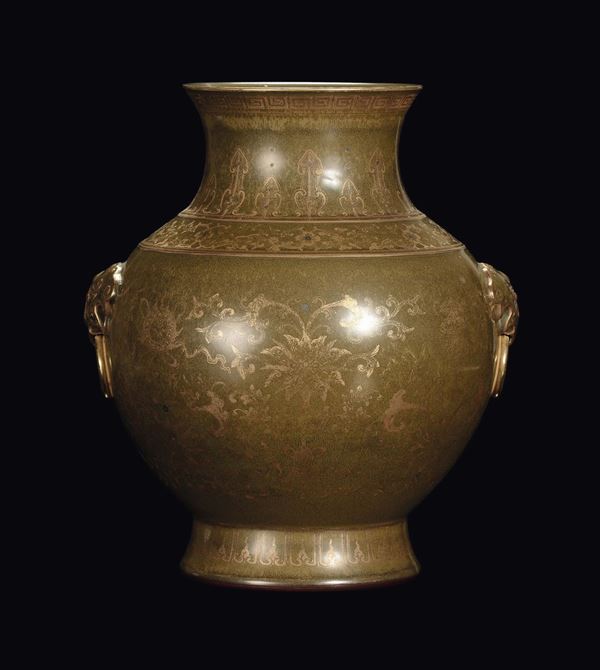 Vaso in porcellana a fondo verde con decoro dorato, Cina, Dinastia Qing, Marca e del Periodo Qianlong (1736-1795)