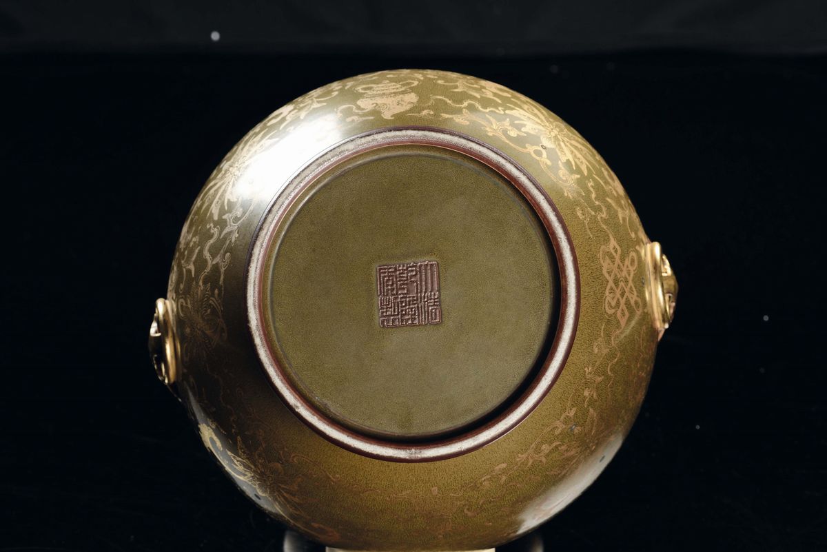 Vaso in porcellana a fondo verde decorato in oro, Cina, Dinastia Qing, Periodo Qianlong (1736-179...
