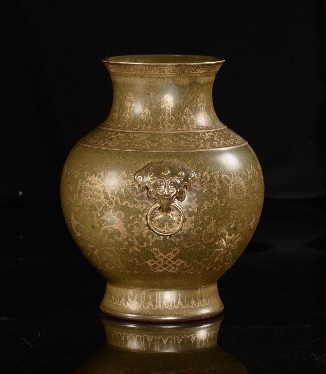 Vaso in porcellana a fondo verde decorato in oro, Cina, Dinastia Qing, Periodo Qianlong (1736-179...