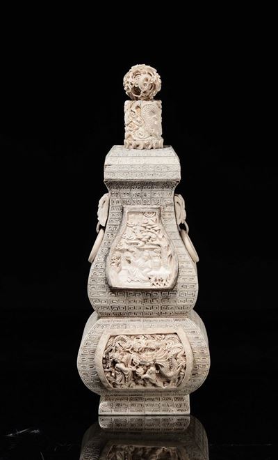 Vaso con Coperchio Scolpito in Avorio a Doppia Ansa Ad Anelli e Sfera in Cima, Cina, Inizio XX Se...