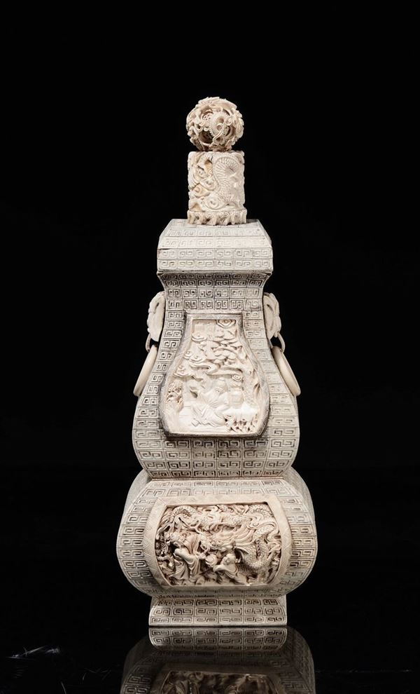 Vaso con coperchio scolpito in avorio a doppia ansa ad anelli e sfera in cima, Cina, inizio XX secolo
