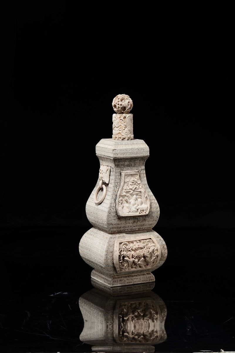 Vaso con Coperchio Scolpito in Avorio a Doppia Ansa Ad Anelli e Sfera in Cima, Cina, Inizio XX Se...